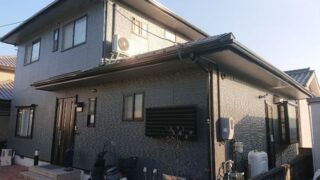 太陽に反射しているグレーのお家